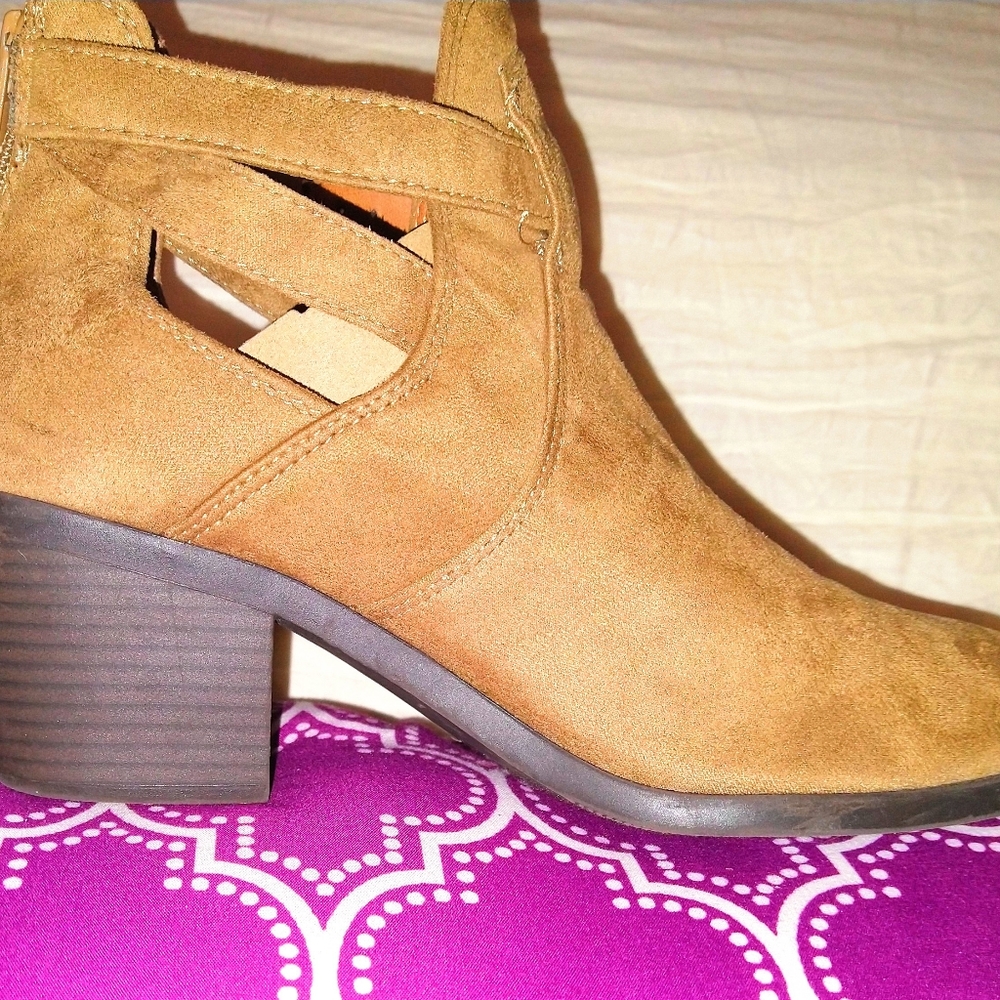 SODA suede cut-out ankle booties. Size 7.5